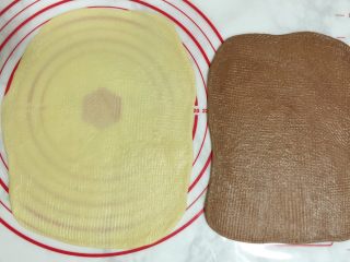 双色麻花吐司,双色面团分别擀制成一大一小两个长方形面饼。