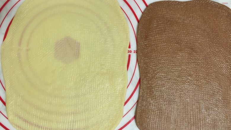 双色麻花吐司,双色面团分别擀制成一大一小两个长方形面饼。