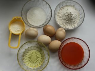 7寸中空模胡萝卜戚风蛋糕,先准备好所有的材料，胡萝卜洗净用原汁机榨汁