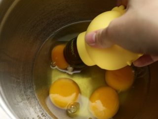 7寸中空模胡萝卜戚风蛋糕,鸡蛋先分离，用学厨的小鸡分蛋器分得很干净