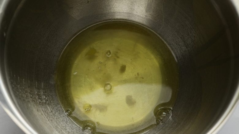 7寸中空模胡萝卜戚风蛋糕,蛋清放入一个干净的打蛋盆里，打蛋盆必须是干净的无油无水的