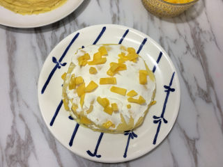 芒果千层蛋糕,然后一层饼皮一层奶油一层芒果叠加起来.