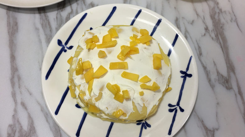 芒果千层蛋糕,然后一层饼皮一层奶油一层芒果叠加起来.