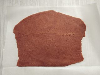  酥皮蘑菇泡芙,将酥皮面团放入两张油纸间，擀成薄片，备用。