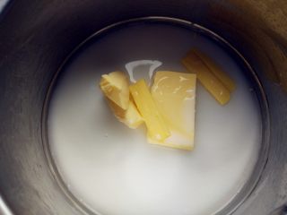  酥皮蘑菇泡芙,同时，制作泡芙面糊：将牛奶，水和黄油放入锅中