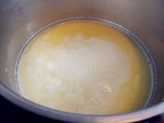  酥皮蘑菇泡芙,小火加热至黄油完全融化，融合后的液体沸腾