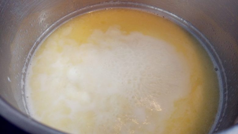  酥皮蘑菇泡芙,小火加热至黄油完全融化，融合后的液体沸腾
