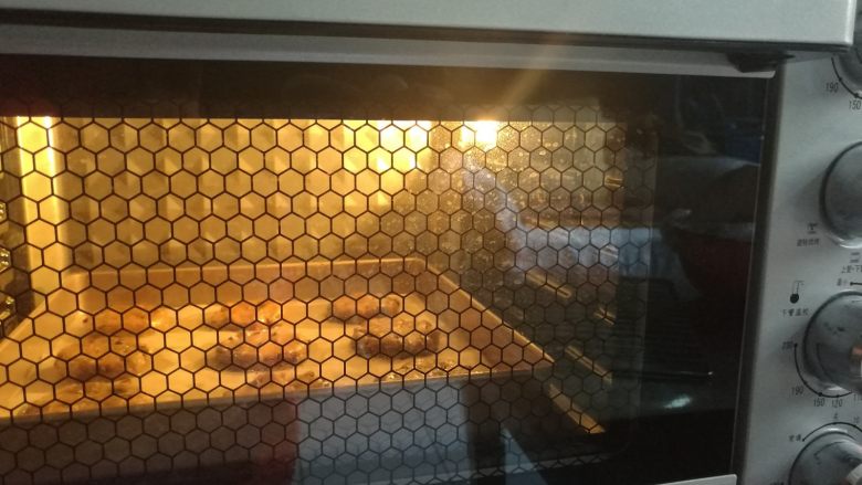 红糖巧克力曲奇,送入预热好的烤箱上下火175度烘烤12分钟。