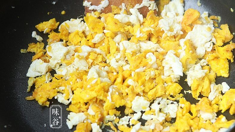 赛螃蟹~用鸡蛋做出海鲜味,最后把炒好的蛋黄倒入锅内一起翻炒几下即可；