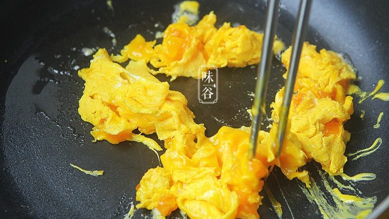赛螃蟹~用鸡蛋做出海鲜味,用筷子划散；