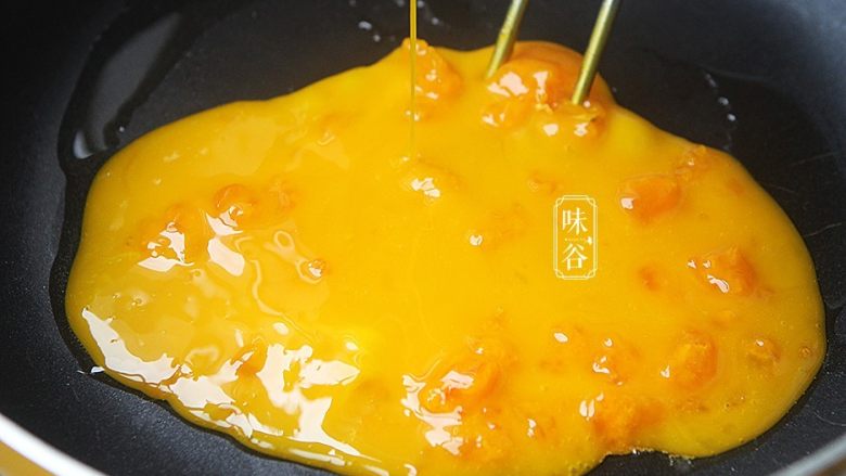 赛螃蟹~用鸡蛋做出海鲜味,锅内放入适量油，把蛋黄倒入锅内；