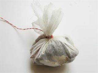 卤蹄髈,用纱布包上大料做成一个卤料包