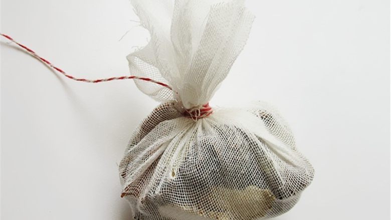 卤蹄髈,用纱布包上大料做成一个卤料包