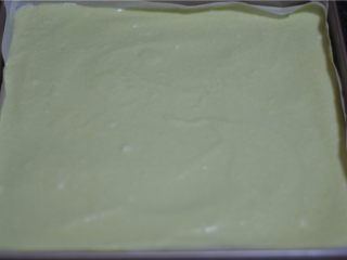 西瓜蛋糕卷,取三分之一蛋白糊到蛋黄糊里，稍微翻拌，把蛋黄糊倒入剩余的蛋白糊里，翻拌均匀
将做好的蛋糕糊倒入烤盘，抹平表面，