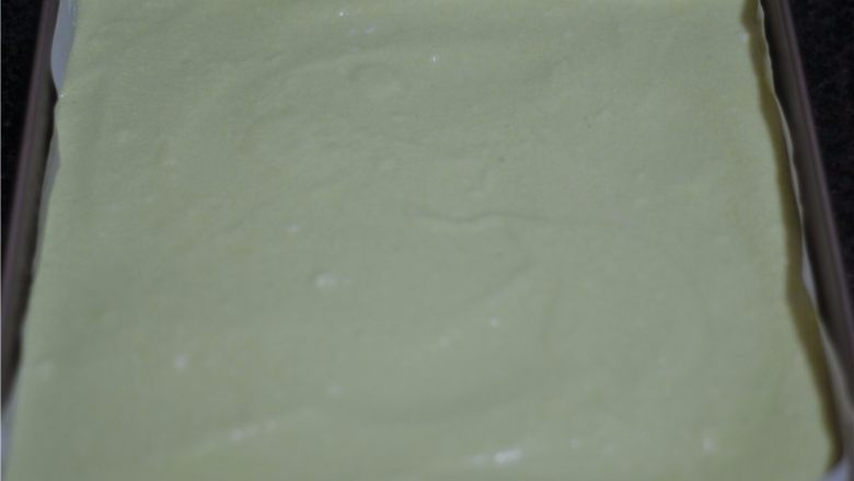 西瓜蛋糕卷,取三分之一蛋白糊到蛋黄糊里，稍微翻拌，把蛋黄糊倒入剩余的蛋白糊里，翻拌均匀
将做好的蛋糕糊倒入烤盘，抹平表面，