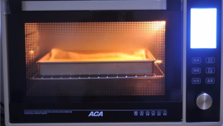 西瓜蛋糕卷,放入预热好的烤箱，180度烤15分钟，表面微微显现咖啡色