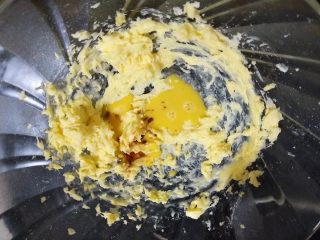 花环糖霜饼干,黄油室温软化后稍稍手动打发，再加入香草精和蛋液打匀