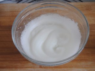 花环糖霜饼干,开始制作糖霜，温水和蛋白粉混合稍打发