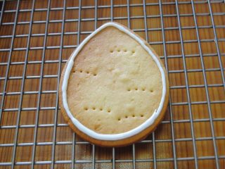 花环糖霜饼干,先在放凉的黄油饼干底上画出轮廓