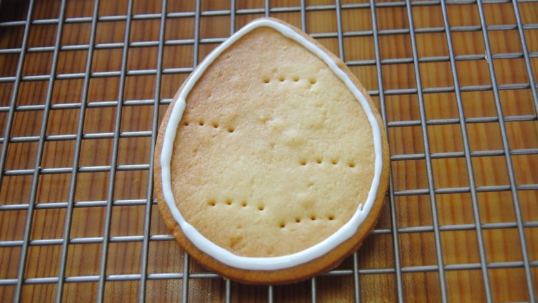 花环糖霜饼干,先在放凉的黄油饼干底上画出轮廓