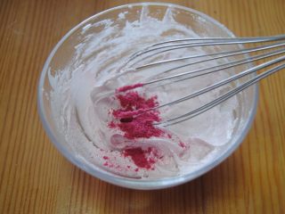 花环糖霜饼干,加入适量进糖霜里面，颜色得慢慢调，可能会结块，所以用手抽拌会快速很多