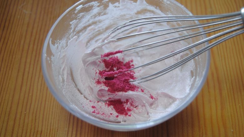 花环糖霜饼干,加入适量进糖霜里面，颜色得慢慢调，可能会结块，所以用手抽拌会快速很多
