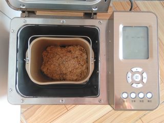自制肉松（面包机版）,在肉松程序结束前10分钟，加入芝麻