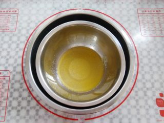 紫菜肉松鸡蛋卷,隔热水融化黄油和白砂糖（建议冬天用植物油更好，黄油凉了容易结块）