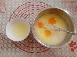 紫菜肉松鸡蛋卷,面糊里加入2个鸡蛋和一个蛋黄，多余的蛋清留出另作他用
