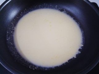 紫菜肉松鸡蛋卷,不粘锅里放入2汤勺的面糊（冷锅加入面糊）