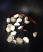 扁尖焖酱鸭,坐锅点火注入油，放蒜子、姜片、干辣椒爆香。