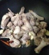 扁尖焖酱鸭,放鸭块入锅翻炒均匀。