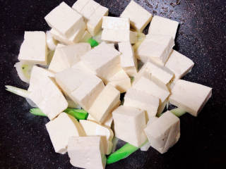 虾仁豆腐煲,放入豆腐。