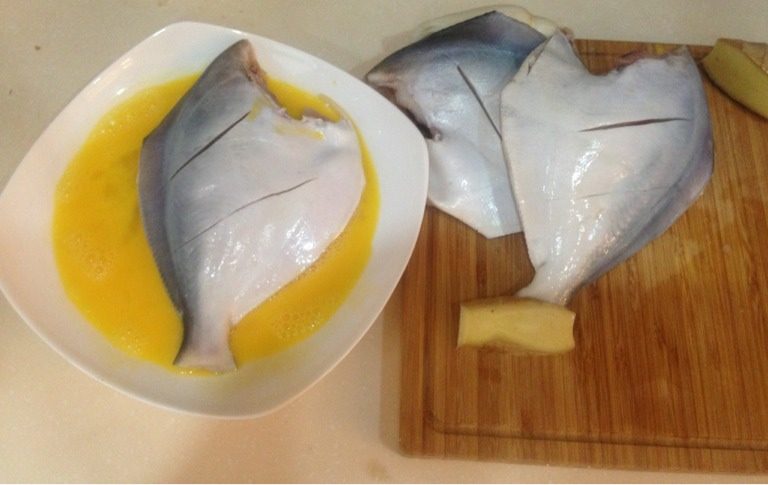 烧平鱼,鱼两面裹蛋液
