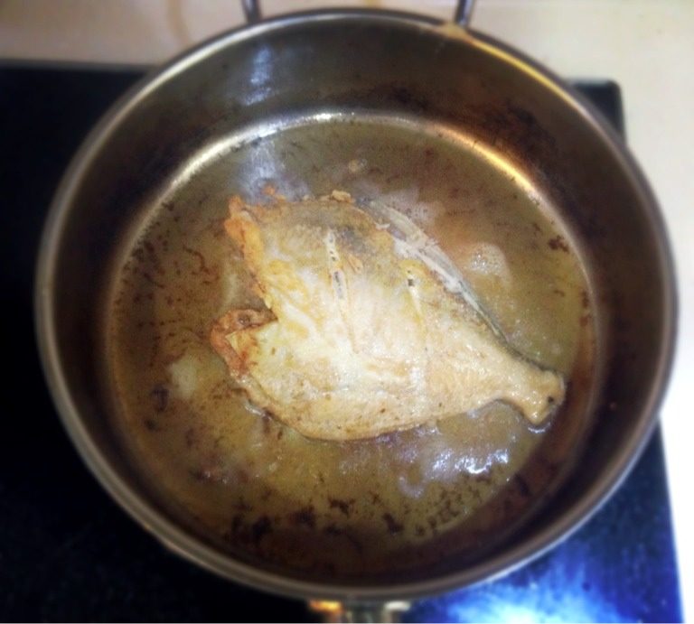 烧平鱼,平底锅里热油，煎鱼。两面成金黄色后出锅备用
