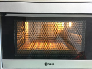 手指饼干,放在提前预热的烤箱中进行烘烤，温度为170度，时间为12分钟左右。