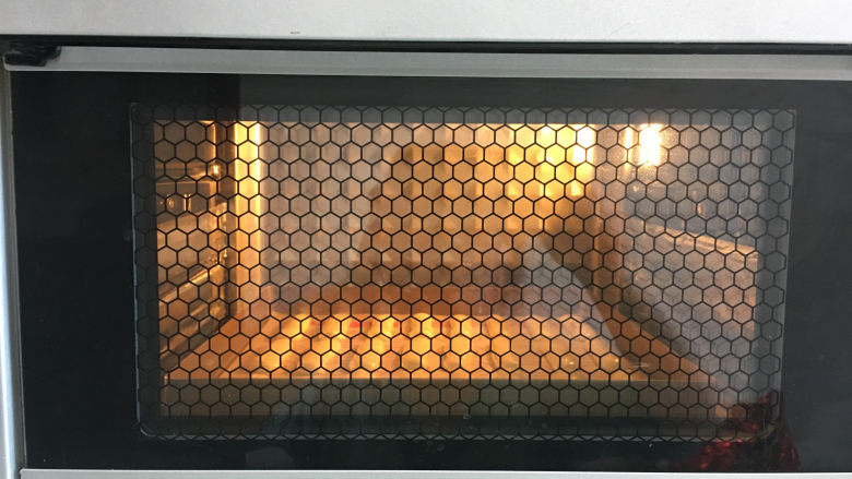 手指饼干,放在提前预热的烤箱中进行烘烤，温度为170度，时间为12分钟左右。