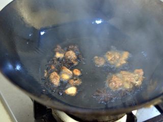 红烧肉,锅中倒入菜籽油，油开后倒入八角、山奈、姜、花椒。