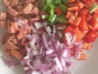 【烤鱿鱼】有内涵有颜值的美食,将火腿、紫圆葱、青红椒切丁
