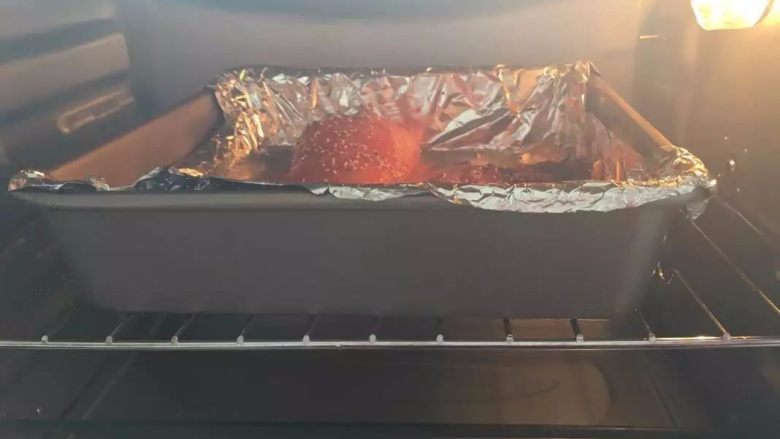 【烤鱿鱼】有内涵有颜值的美食,烤箱预热后，设置上下火180度，10分钟。
