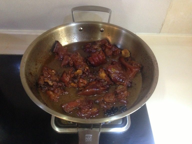 红烧猪脚,高压好以后的猪脚连汤汁一起再次转入炒锅，开大火收汁