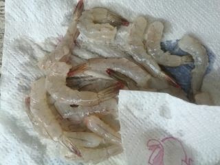 金丝凤尾虾,用厨房纸巾吸掉水分。