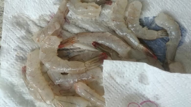 金丝凤尾虾,用厨房纸巾吸掉水分。