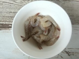 金丝凤尾虾,放碗内，加入盐，胡椒粉，葱姜碎抓匀。
