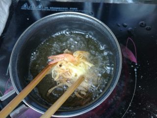 金丝凤尾虾,锅倒油，炸熟捞出，摆盘即可。