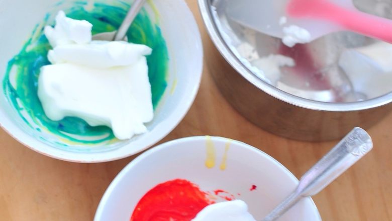 彩心蛋糕卷,一个蛋清里加入1克<a style='color:red;display:inline-block;' href='/shicai/ 512'>玉米淀粉</a>，打至九分发。两个碗中各舀出2勺面糊，加入两种颜色的色素，然后各加入一部分蛋白混合均匀，剩下的蛋白放冰箱待用。