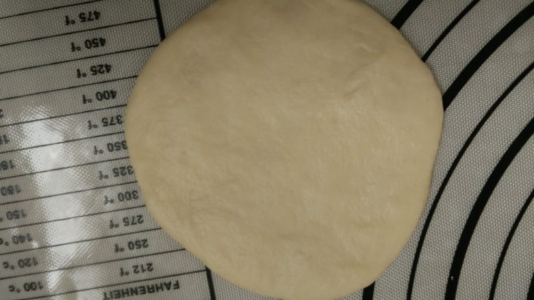 日式红豆饼,8.取一块面团擀圆
