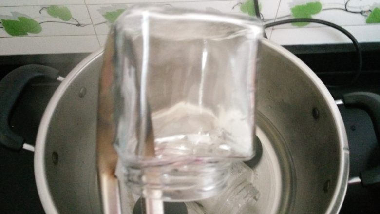 姜枣膏,12.罐子提前消毒，趁热装罐密封冷藏保存，喝的时候取一勺加入适量的水即可