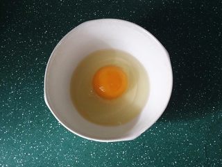 鸡蛋米饭饼,鸡蛋敲入碗中搅成蛋液