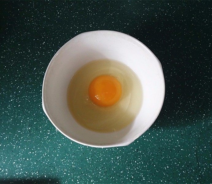 鸡蛋米饭饼,鸡蛋敲入碗中搅成蛋液
